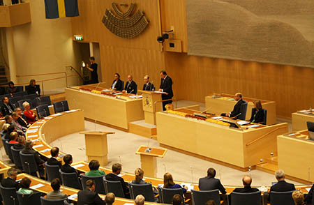 Stefan Löfven dando lectura al programa gubernamental, ante el Parlamento sueco